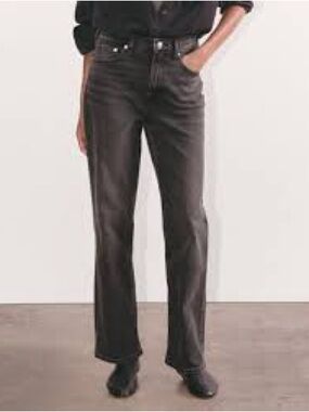 Everlane Cheeky Bootcut Straight-Leg Jeans in Washed Black